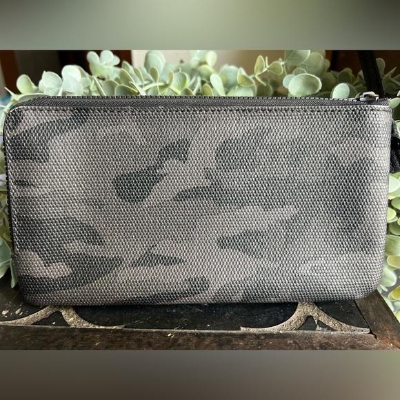 lululemon athletica Black Camouflage Women's Bag **Small Callout** - Picture 2 of 6
